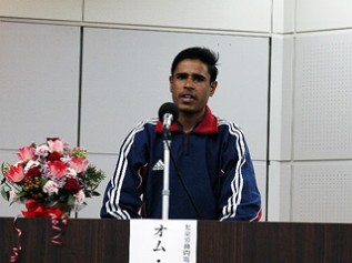 2005年に来日しシンポジウムで講演する元児童労働者のオムくん