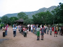 バル・アシュラムでの早朝ヨガの様子