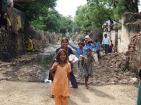 舗装された通学路を通う子どもたち