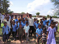 新しくできた小学校の前に集まる子どもたち