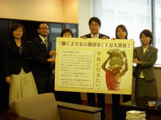 小野寺外務副大臣と一緒に記念撮影