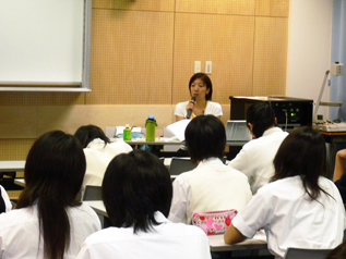 活動をはじめたきっかけなどを講演