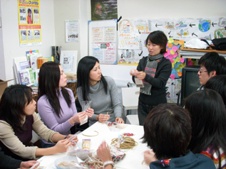 てんとう虫チョコ包装作業をレクチャーするACEスタッフ