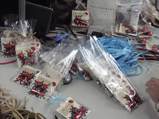 てんとう虫チョコの袋詰は地道な手作業が必要です