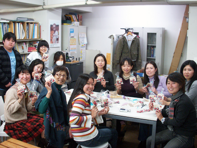 学生、社会人問わず多くの方がチョコ包装ボランティアに参加くださいました