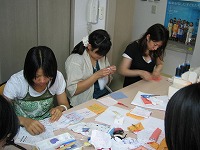 メッセージの書かれたはぎれを縫い合わせる作業中