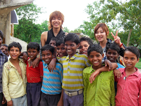 インド・スタディツアー2009 インドの子どもたちとインド・スタディツアー参加者