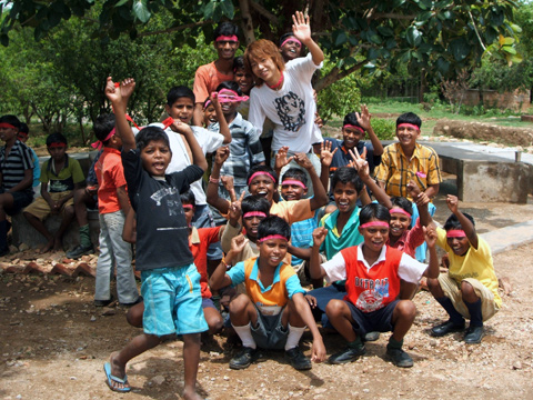 インド・スタディツアー2009 インドの子どもたちとインド・スタディツアー参加者