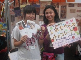 パンフレットや看板を持って宣伝してくれました