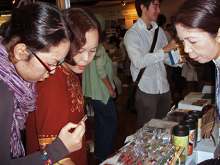 ACEのブースで熱心に品定めする来場者