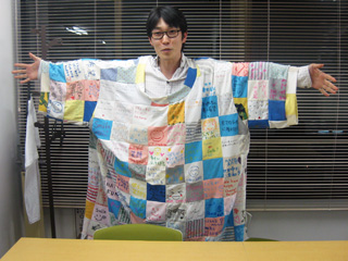 大人がすっぽり入るくらいの巨大Tシャツ