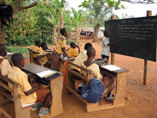 学校では教室が足りず屋外で授業を受けている生徒も