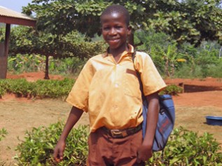 再会したエバンスくんは制服を着て元気に学校へ通っています