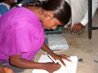 学校へ通って読み書きを勉強できるようなったインドの女の子