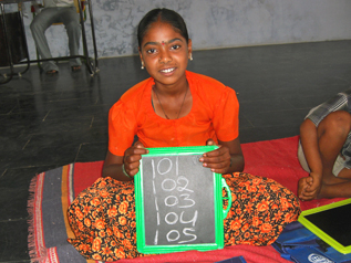 ブリッジスクールで勉強している様子を見せてくれました