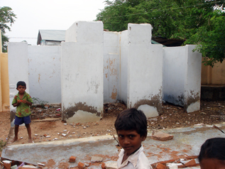 壊れて使えない小学校のトイレ