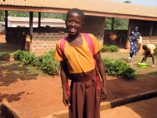 村の学校に通い始めたパトリシアちゃん
