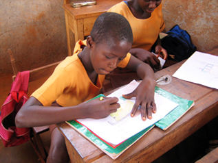 子どもたちに「夢の学校」を描いてもらいました