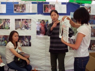 展示ブース内で活動紹介をするボランティアのみなさん