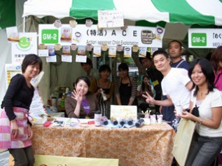 ボランティアのみなさんと一緒にフェアトレード・コーヒーを販売