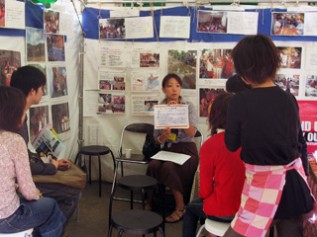 展示ブース内で活動説明会を開催