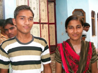 子ども村議会メンバーだった ブベシュ君（左）とレシュマちゃん（右）