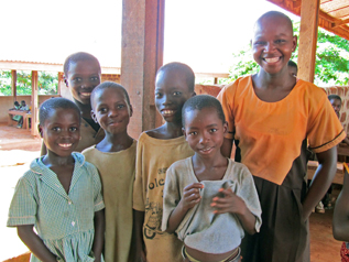 学校には子どもたちの笑顔であふれていました