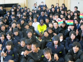 訪問した三重県の中学校で生徒たちと記念写真