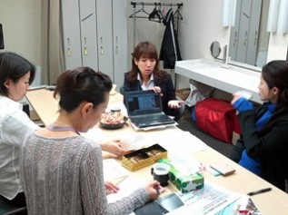 番組に向けてヒューマン・ライツ・ウォッチの土井さんと打ち合わせする岩附