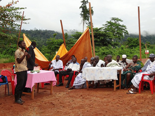 スマイル・ガーナ プロジェクト ガーナのパートナーNGO CRADAのスタッフ、イブラヒムが活動報告をしている様子