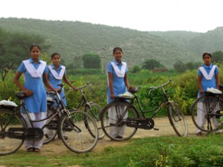 ACEの支援を通じて学校へ通えるようになった子どもたち