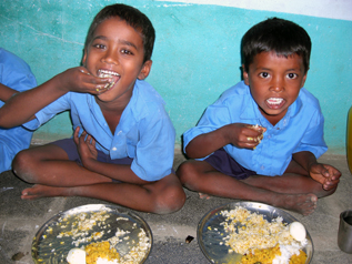 給食を食べるブリッジスクールの子どもたち