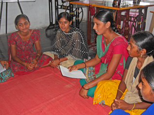 女の子たちが村や学校の問題について話し合っている様子