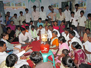 住民グループのメンバーたちとの会合