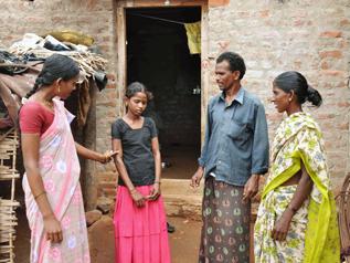 働いている子どもと家族を訪問して説得する活動