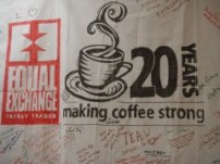 世界中の協同組合が20周年を祝ったサイン