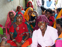 村で組織された女性グループのメンバーたち