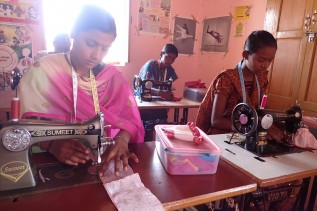 職業訓練センターで仕立て屋になるための訓練を受ける女の子たち