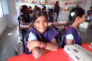 学校で勉強する女の子