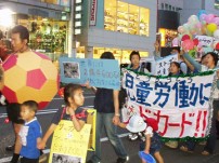 サッカーボール産業の児童労働を訴えるウォークを実施