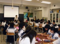 学校の授業で児童労働について考える 各学校で児童労働についての講演やワークショップを実施