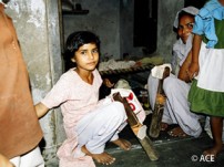 サッカーボール縫いの児童労働 サッカーボール縫いをしている女の子