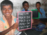 ピース・インド プロジェクト ブリッジスクールで勉強する子どもたち