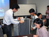 自宅で1年間集めてくれた募金を手渡しに来てくれました