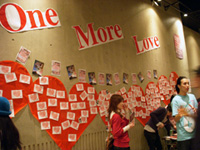 ライブ会場に大きくOne More Loveの文字を掲示