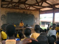 村や学校の問題を子どもたちが話し合っている様子