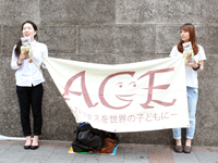 街頭で募金を集める学生チームのメンバーたち