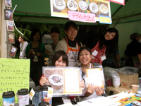 ページ下部の詳細説明まえジャンプします グローバルフェスタでのコーヒー販売ブースの様子