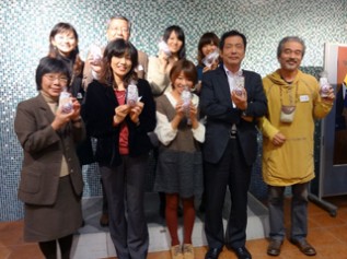 クイズの成績優秀チームにフェアトレードチョコをプレゼント