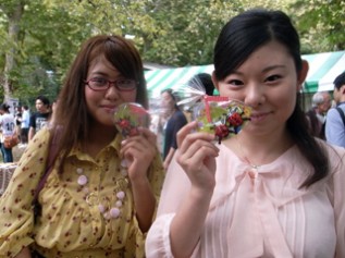 ブースで「しあわせを運ぶ てんとう虫チョコ」も販売